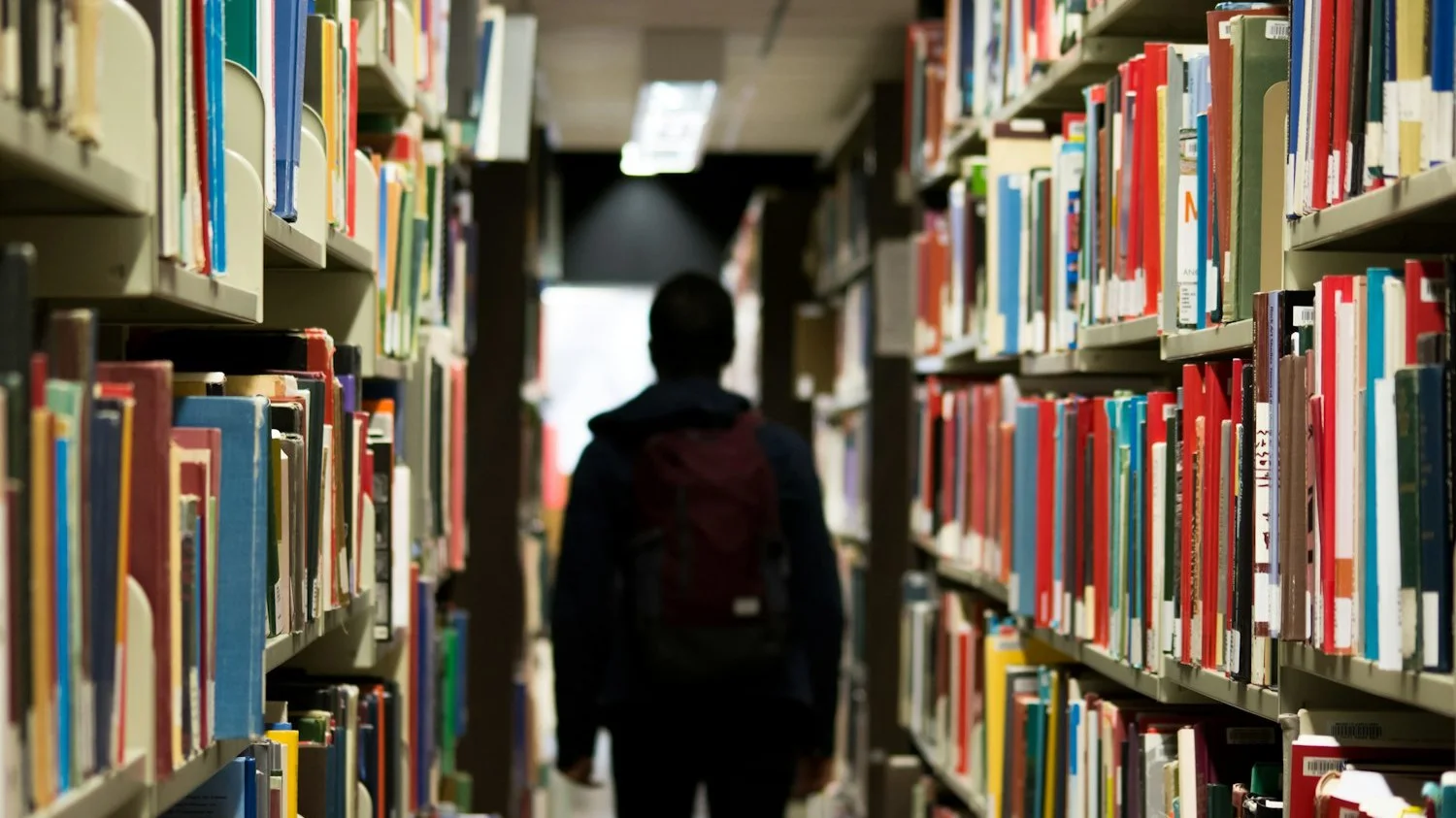Estantes de uma biblioteca antiga cheias de livros